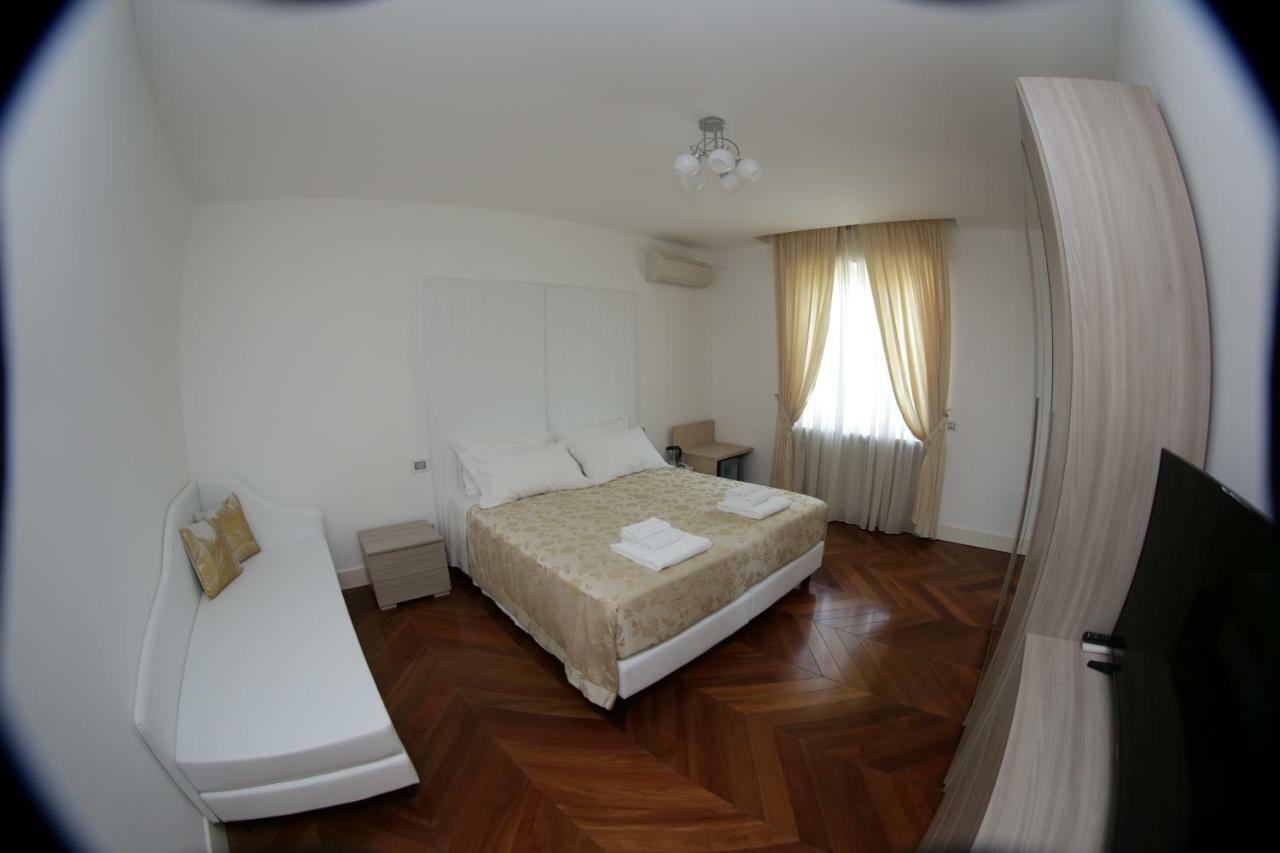 Champagne Rooms Сирмионе Экстерьер фото
