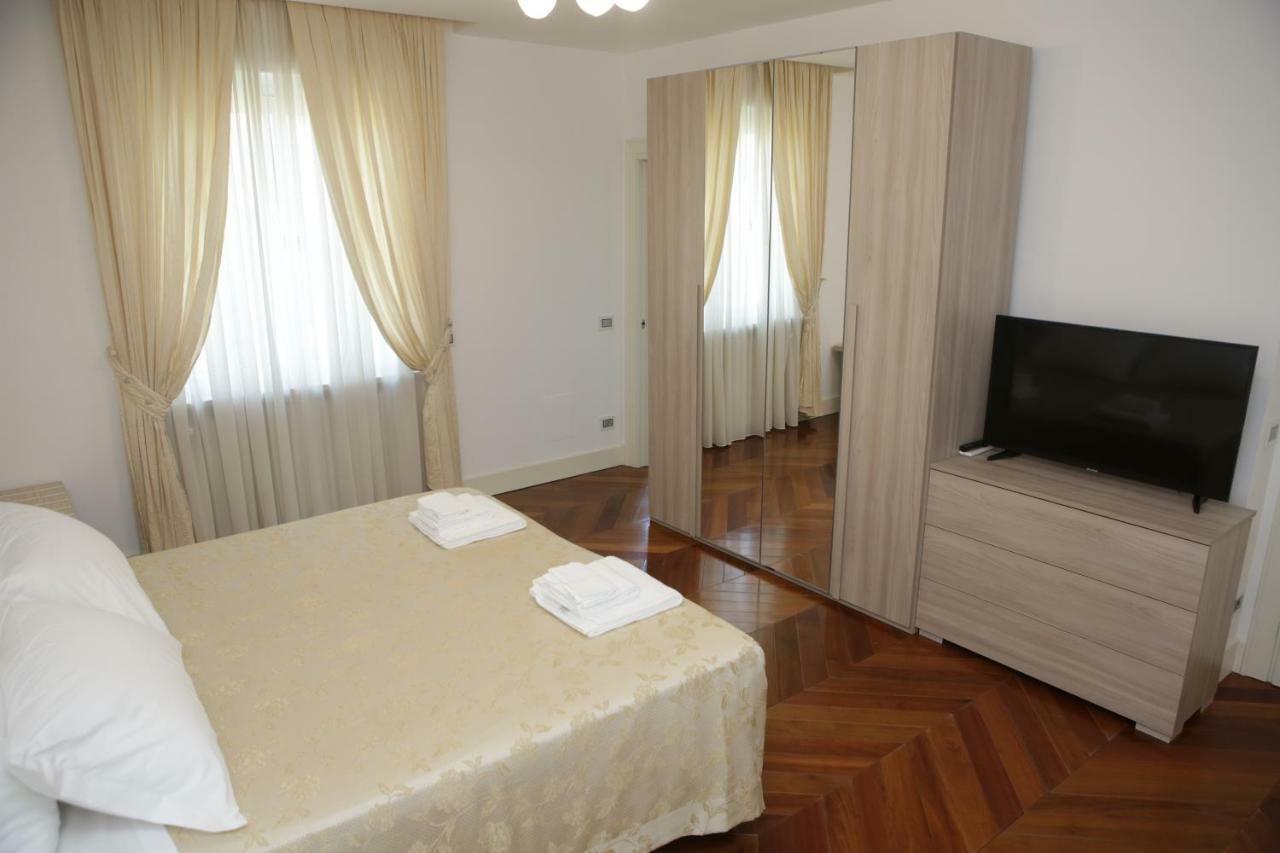 Champagne Rooms Сирмионе Экстерьер фото