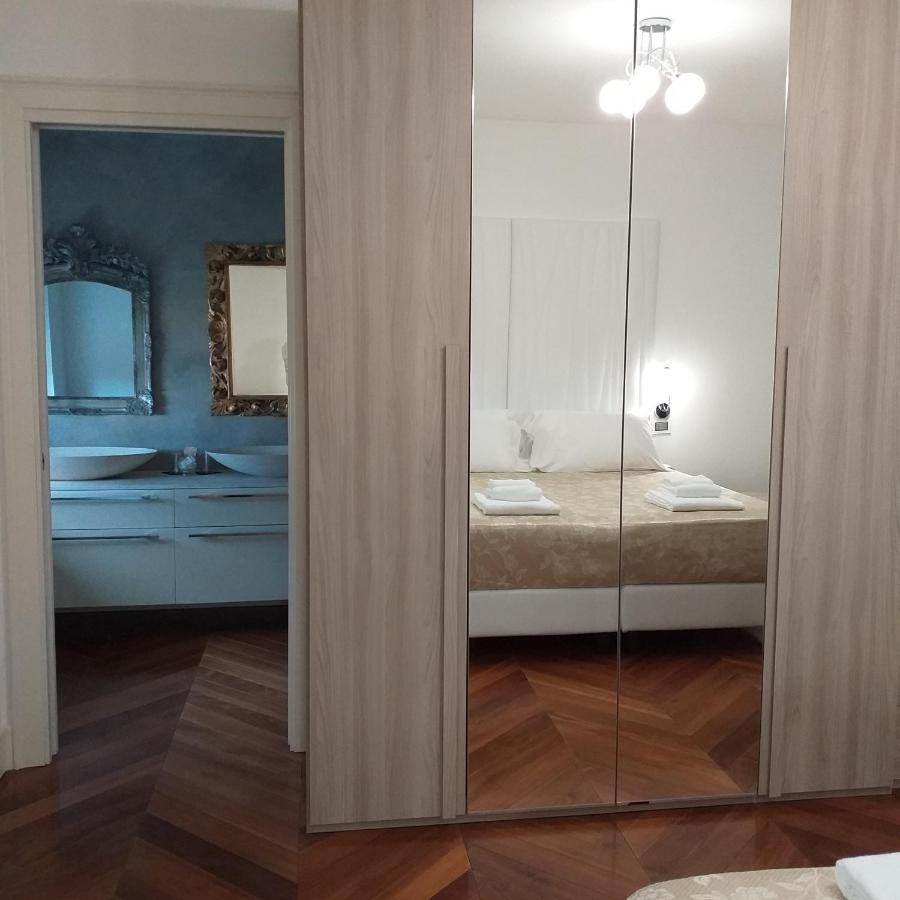Champagne Rooms Сирмионе Номер фото